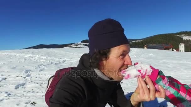 Mann isst Schnee — Stockvideo