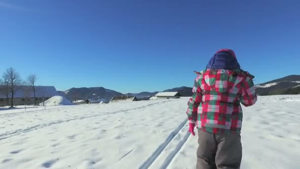 Flickan kör en i snö — Stockvideo