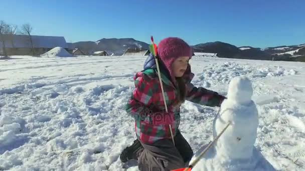 Girl playing snowman — Stock Video