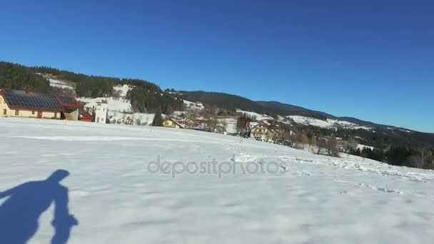 Nieve en la colina con sombra en la persona que corre — Vídeos de Stock