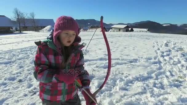 Flicka som leker med pil och båge — Stockvideo