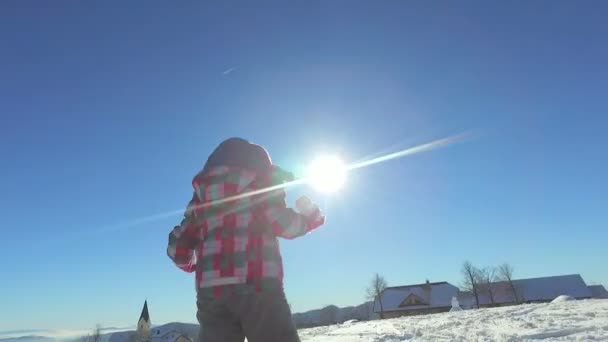 Девушка, идущая по снегу — стоковое видео
