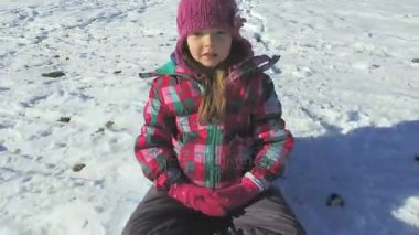 Kız karlı tepe üzerinde kızak üzerinde