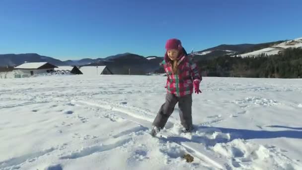 Chica corriendo y cayendo en la nieve — Vídeos de Stock