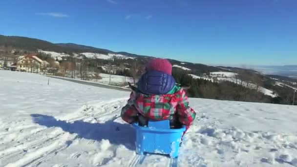 Девушка спускается на холм сани — стоковое видео