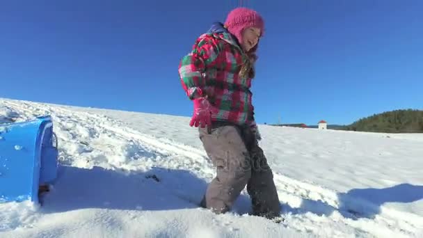 Mädchen spielt im Schnee — Stockvideo