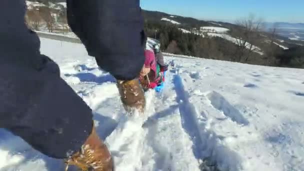 Padre tirando figlia su slitta — Video Stock