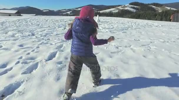 Meisje lopen besneeuwde heuvel — Stockvideo