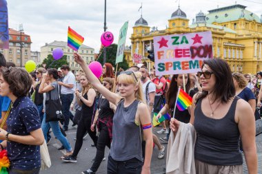 15 Zagreb gurur. Hırvat Ulusal Tiyatrosu tarafından geçen Lgbtiq eylemciler
