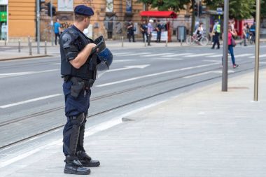 15 Zagreb gurur. Sokakta duran müdahale polis.