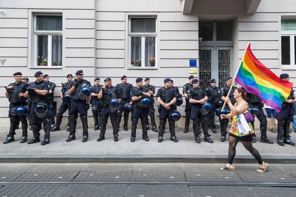 Orgullo de Zagreb 15. Activista LGBTIQ pasando por el cordón policial con bandera de arco iris . — Foto de Stock