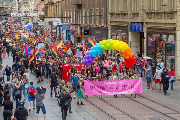 Orgulho Zagreb 15. Ativistas LGBTIQ na rua Illica rumo à praça principal . — Fotografia de Stock