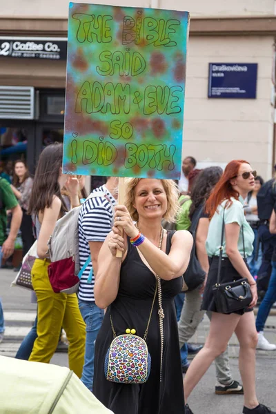 Orgulho Zagreb 15. Ativista LGBTIQ segurando banner . — Fotografia de Stock