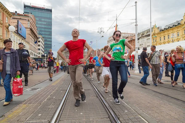 15th Zagreb pride. LGBTIQ activists dancing at the main square. — Stock Photo, Image