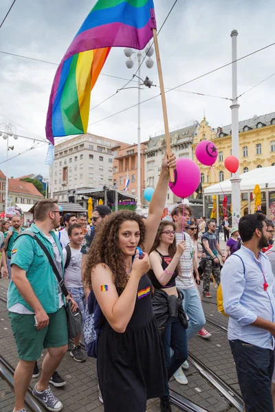 15ème fierté de Zagreb. Militants LGBTIQ sur la place Ban Josip Jelacic . — Photo