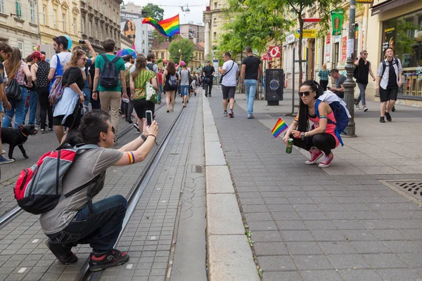 15ème fierté de Zagreb. Militants LGBTIQ prenant des photos . — Photo