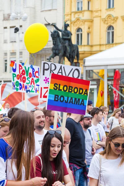 15. Zágráb büszkeség. Lgbtiq aktivisták a tilalom Josip Jellasics tér. — Stock Fotó