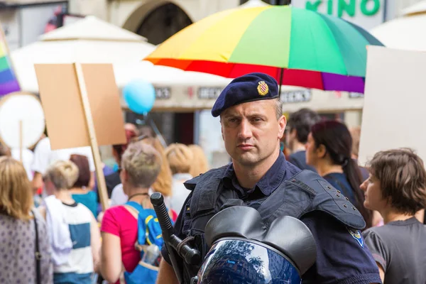 Orgullo de Zagreb 15. Policía de intervención frente a activistas LGBTIQ en la plaza Ban Josip Jelacic . — Foto de Stock
