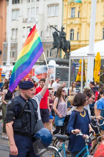 Orgulho Zagreb 15. Ativistas LGBTIQ na Praça Jelacic Ban Josip . — Fotografia de Stock