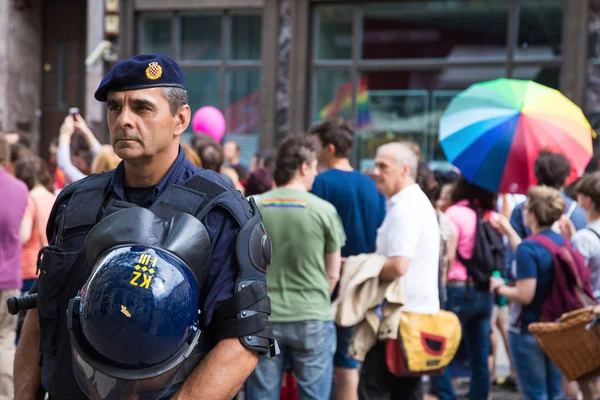 Orgulho Zagreb 15. Policial de intervenção na frente de ativistas LGBTIQ na Praça Jelacic Ban Josip . — Fotografia de Stock