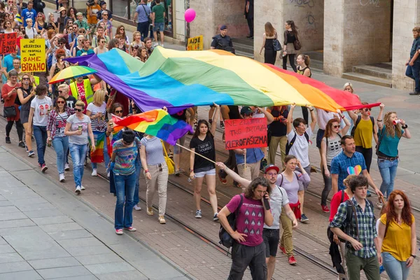15th Zagreb pride. LGBTIQ activists on Illica street heading to main square. — Stock Photo, Image