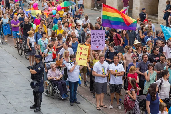 15-я гордость Загреба. ЛГБТИ-активисты на улице Иллика направляются на главную площадь . — стоковое фото