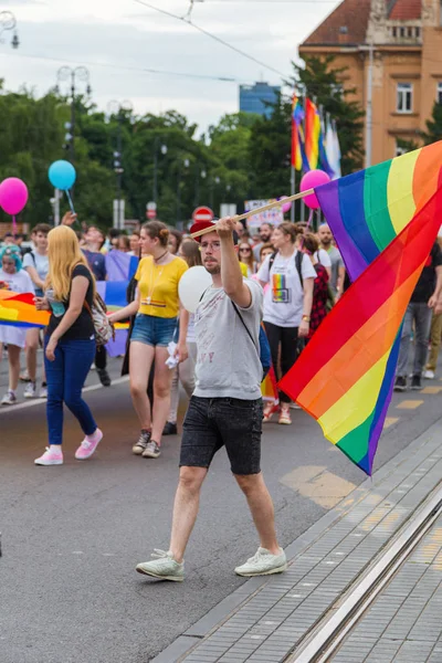 Orgulho Zagreb 15. Ativista LGBTIQ segurando bandeira . — Fotografia de Stock