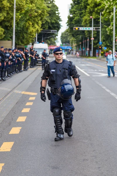 15ème fierté de Zagreb. Des policiers d'intervention devant le musée Mimara sécurisent des militants et des sympathisants LGBTIQ pendant la gay pride . — Photo