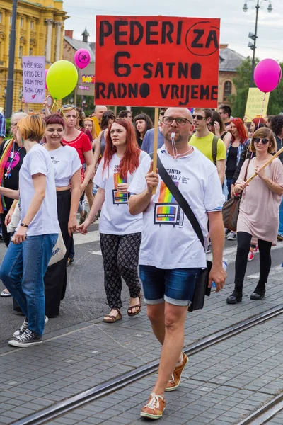 Orgullo de Zagreb 15. Activista LGBTIQ sosteniendo pancarta . — Foto de Stock