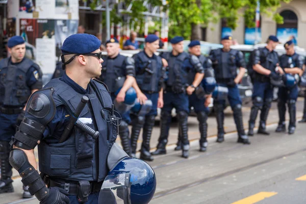 Orgullo de Zagreb 15. Policías de intervención frente al museo Mimara asegurando a activistas y simpatizantes LGBTIQ durante el orgullo gay . — Foto de Stock