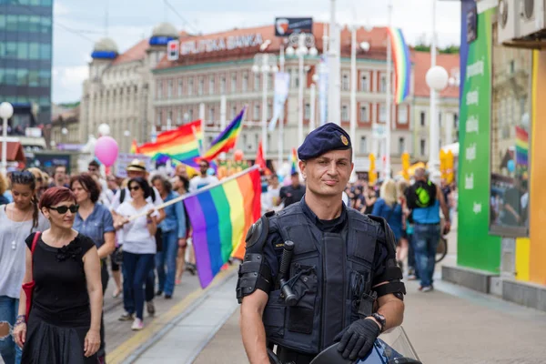 15ème fierté de Zagreb. Un policier d'intervention devant des militants LGBTIQ sur la place Ban Josip Jelacic . — Photo