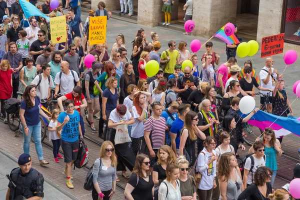15 Zagreb gurur. Lgbtiq eylemciler Illica sokak başlığının ana Meydanı'na.
