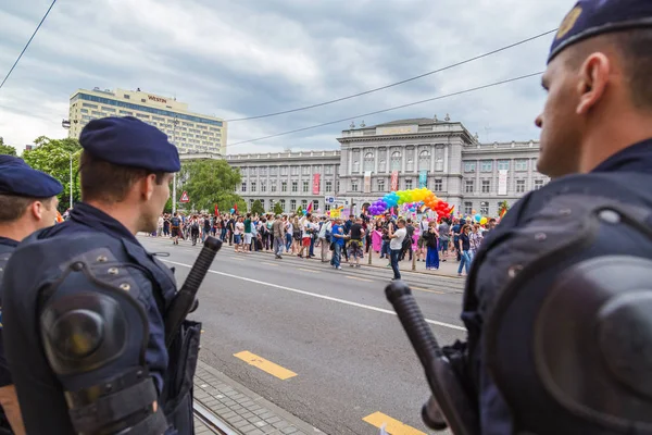 15ème fierté de Zagreb. Des policiers d'intervention devant le musée Mimara sécurisent des militants et des sympathisants LGBTIQ pendant la gay pride . — Photo