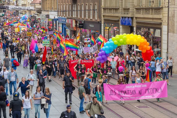 Orgullo de Zagreb 15. Activistas LGBTIQ en la calle Illica dirigiéndose a la plaza principal . — Foto de Stock
