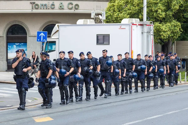 15. Zágráb büszkeség. Intervenciós rendőrök az utcán csoportja. — Stock Fotó