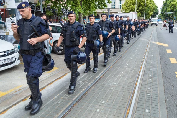 Orgulho Zagreb 15. Grupo de policiais de intervenção na rua . — Fotografia de Stock