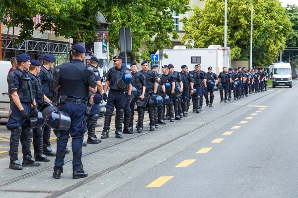 15ème fierté de Zagreb. Groupe de policiers d'intervention dans la rue . — Photo