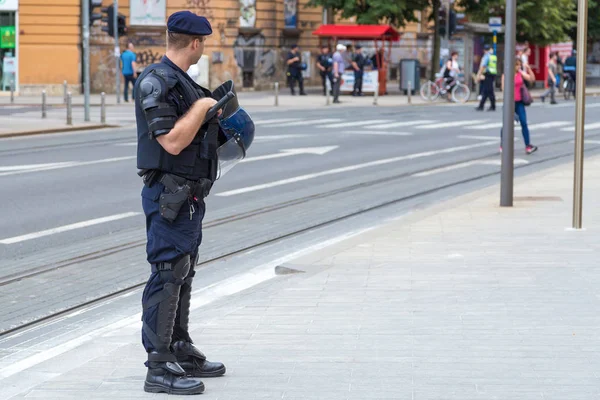 15-я гордость Загреба. Полицейский, стоящий на улице . — стоковое фото