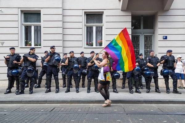 Ativista LGBTIQ segurando bandeira do arco-íris — Fotografia de Stock
