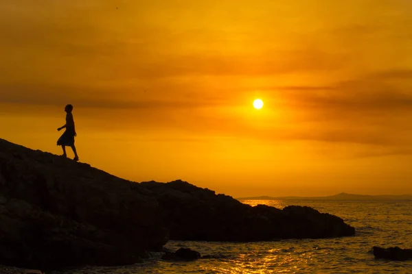 Mann klettert bei Sonnenuntergang — Stockfoto