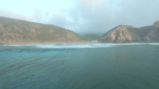 Praia da Adraga vistas para a costa — Vídeo de Stock