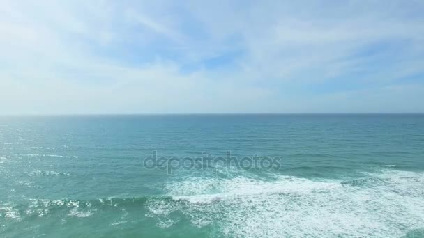 Olas rodando en la playa — Vídeo de stock