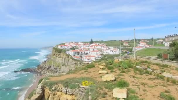 Strand naast Azenhas do Mar dorp — Stockvideo