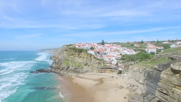 Playa junto a Azenhas do Mar Village — Vídeo de stock