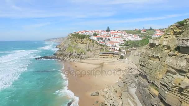 Stranden intill Azenhas do Mar Village — Stockvideo