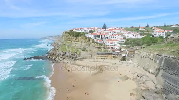 Playa junto a Azenhas do Mar Village — Vídeos de Stock