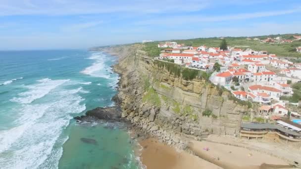 Pláž vedle Azenhas do Mar vesnice — Stock video