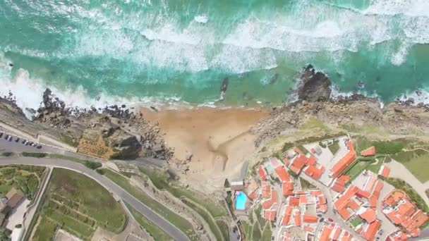 Stranden intill Azenhas do Mar Village — Stockvideo