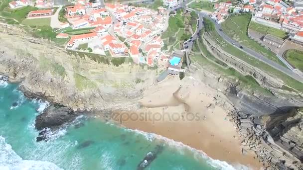 Strand naast Azenhas do Mar dorp — Stockvideo