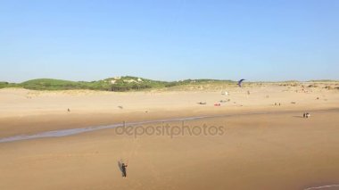 İnsanlar kitesurfing Guincho Beach